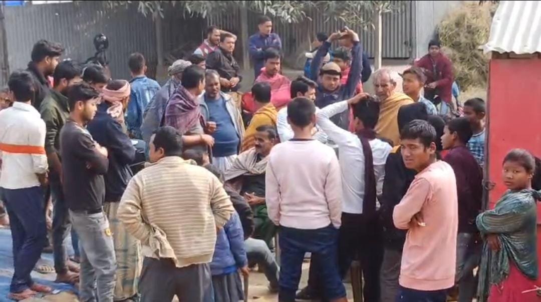 लोन का पैसा उठाकर पत्नी घर छोड़कर हुई फरार, पति ने अपने तीन बच्चों के साथ पेट्रोल छिड़क कर खुद लगा लिया आग, घटना में तीनों बच्चों की हुई मौत