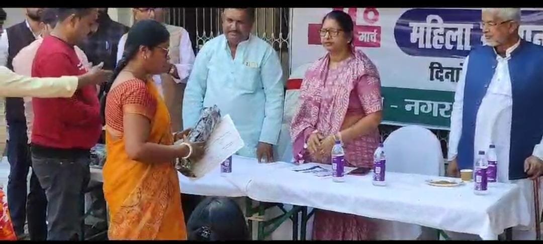 आज विश्व महिला दिवस के मौके पर महापौर उषा देवी अग्रवाल के महिला कर्मचारी एवं सफाई कर्मियों के किया सम्मानित