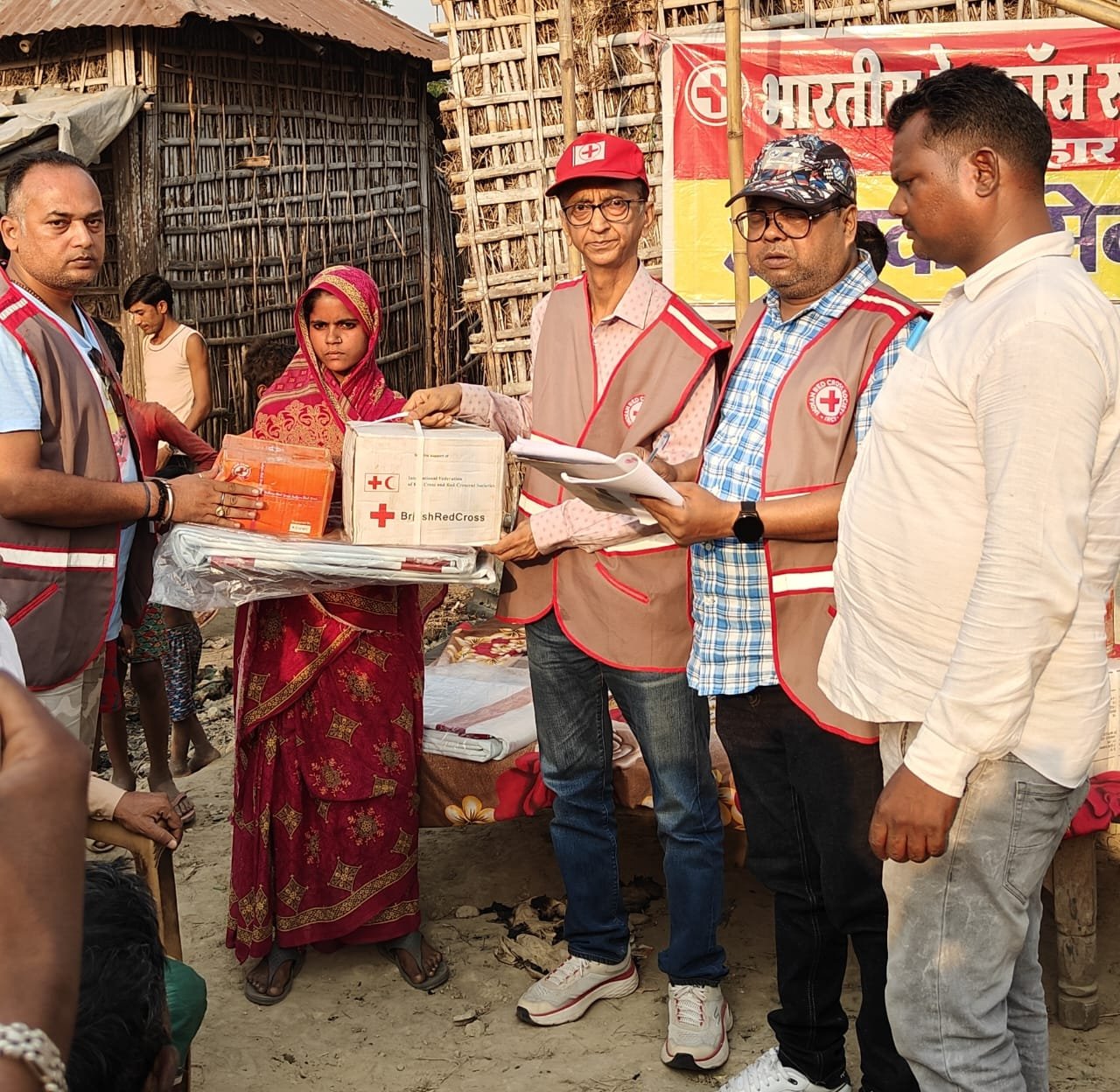 रेड क्रॉस ने कदवा प्रखंड के गेठोरा पंचायत में हुए अग्नि पीड़ित परिवारो में दिए राहत सामग्री