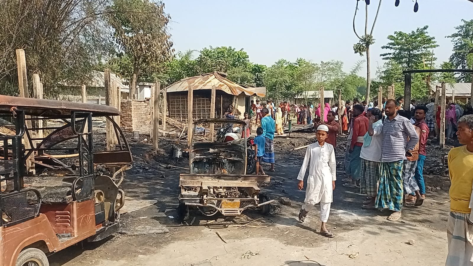 भीषण आग से रुपये आभूषण निकालने के दौरान लड़की – युवती और एक शख्श गए झुलस