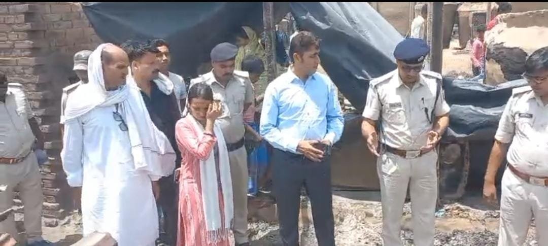 300 से अधिक परिवार का घर जला कर राख