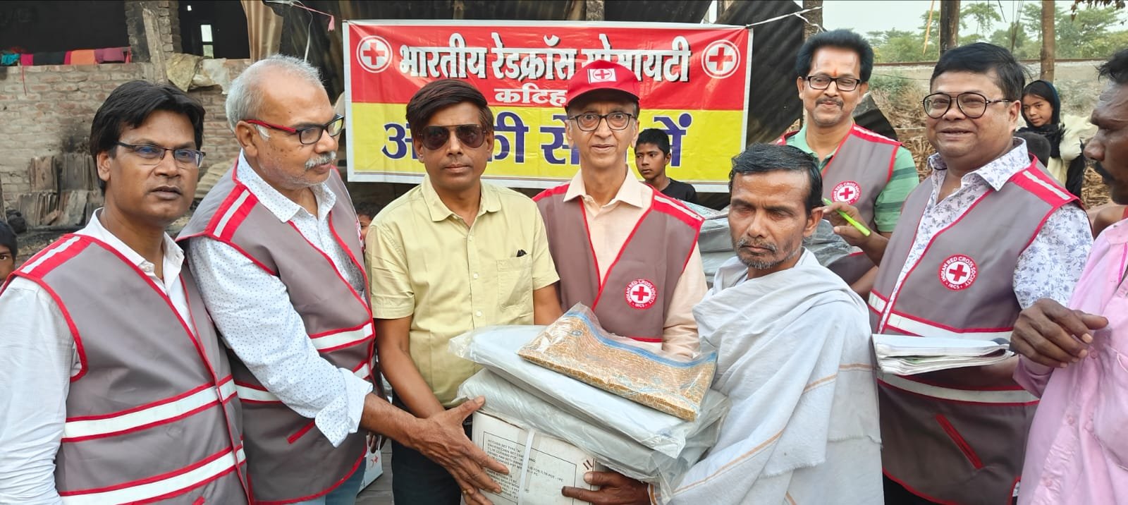 रेड क्रॉस द्वारा छह अग्नि पीड़ित परिवारों में राहत सामग्री किया गया वितरित