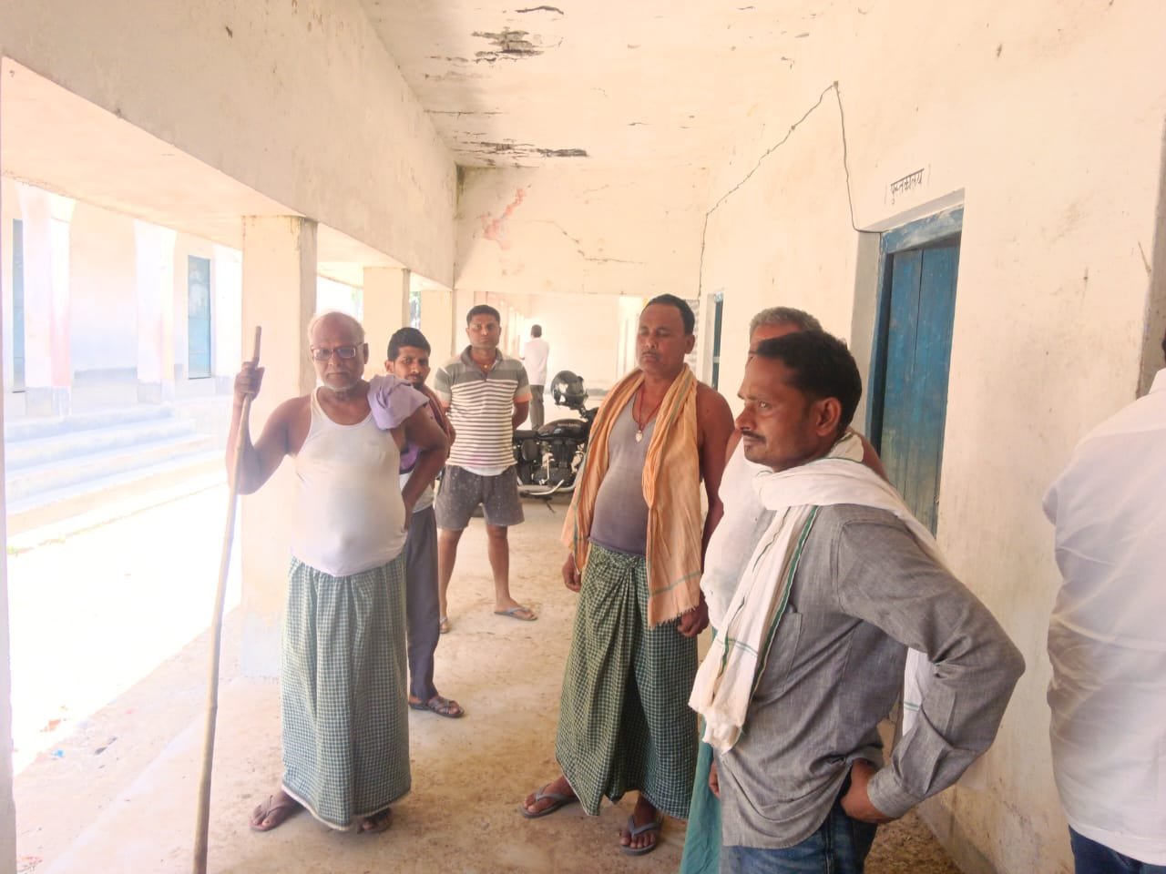 पोखरिया में प्रधानाध्यापक द्वारा लगाया गया पुराना चापाकल