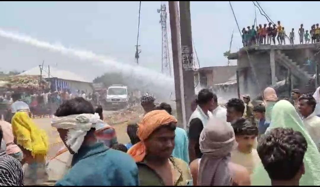 बरारी में अग्निकांड में 40 घर जलकर राख…