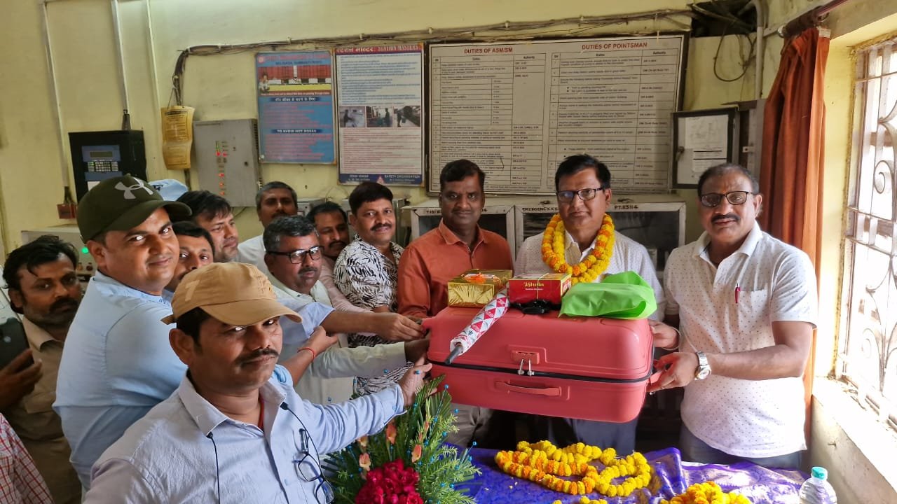 स्टेशन अधीक्षक के सेवानिवृत पर समारोह आयोजित