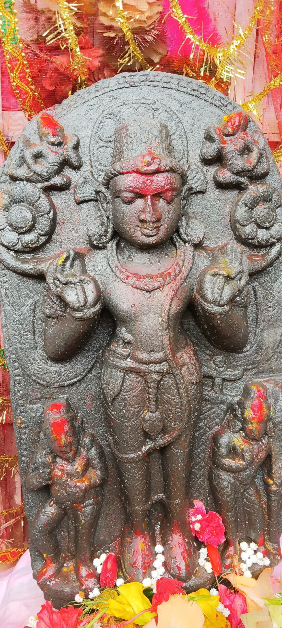 हसनगंज में मिट्टी खुदाई के क्रम में काले पत्थर की मूर्ति मिलना बना कुतुहल का विषय