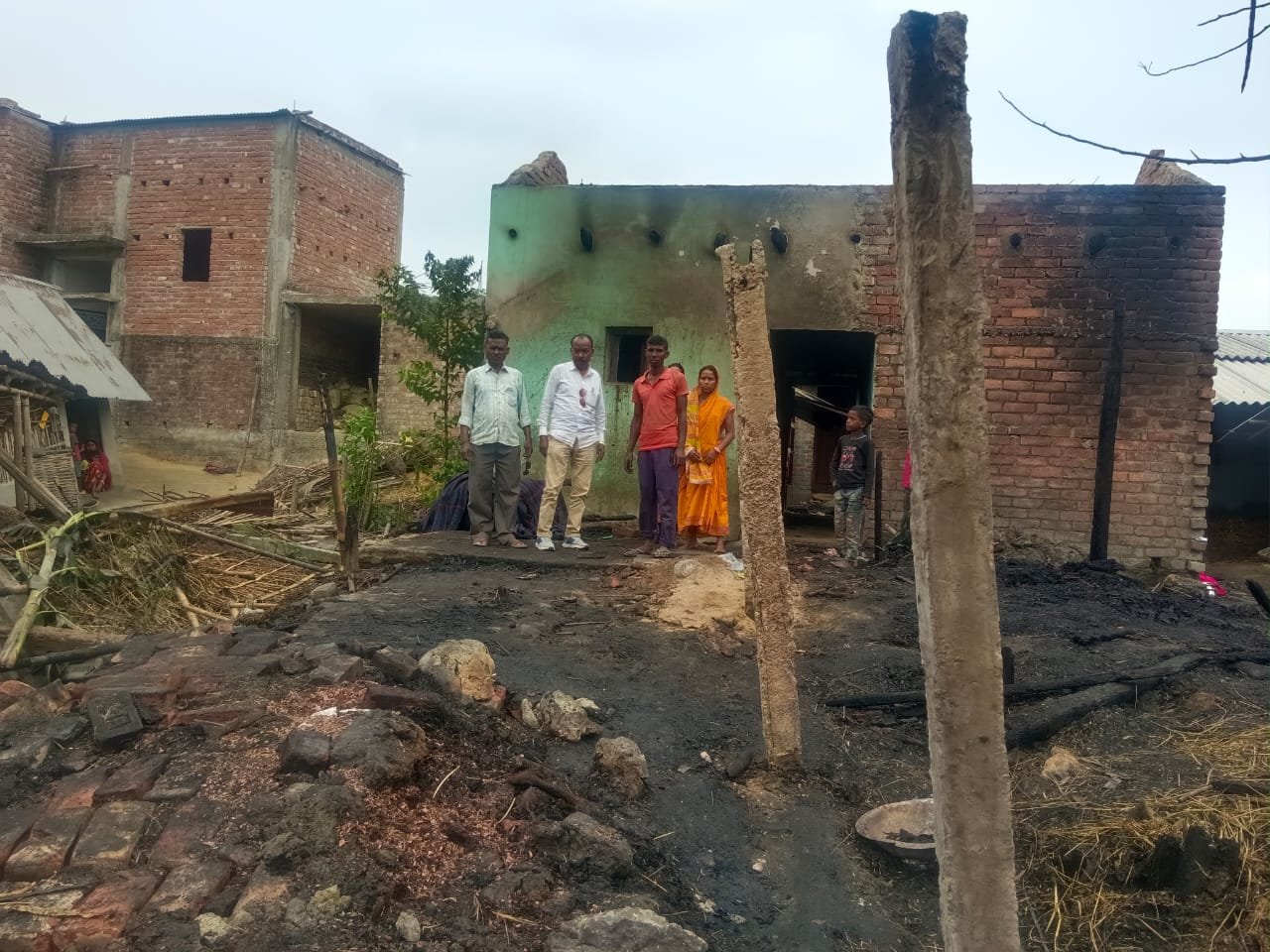 हसनगंज मे आग लगने तीन परिवार का जला घर