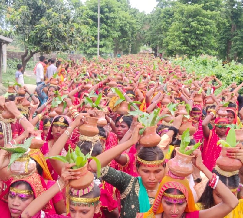 कलश शोभायात्रा के साथ हसनगंज में सात दिवसीय श्री मद भागवत कथा का हुआ शुभारंभ