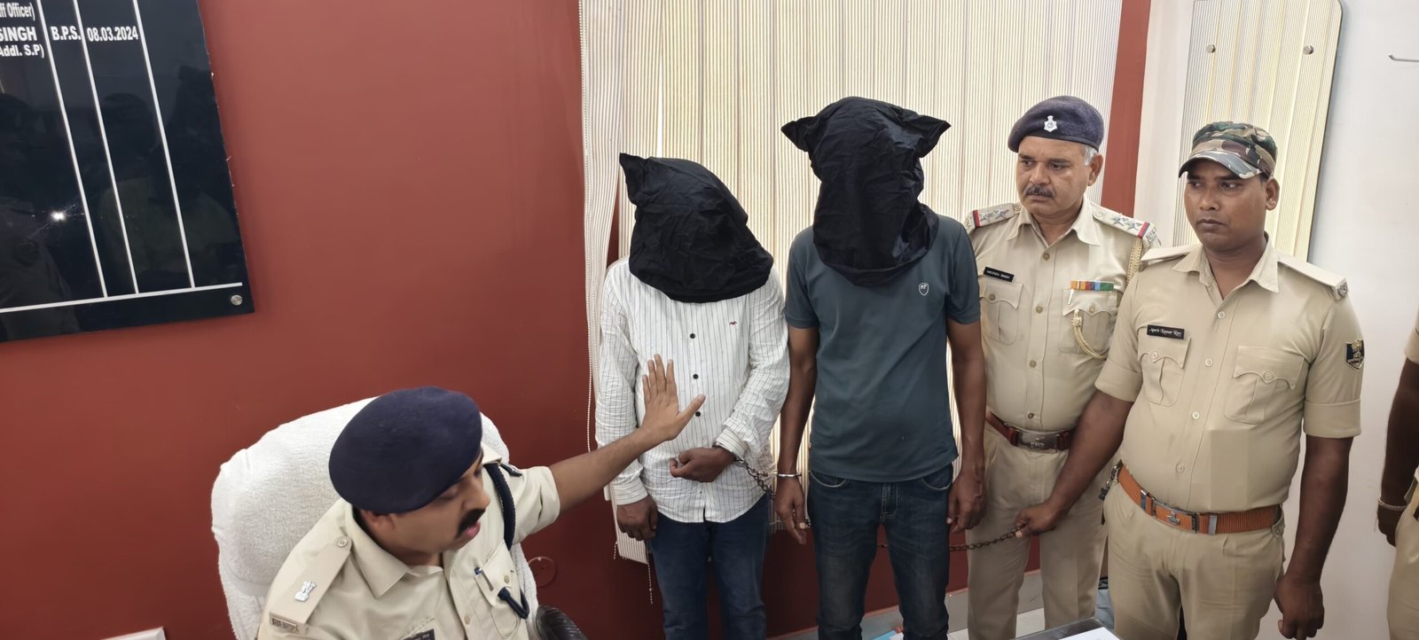 पुलिस ड्रेस पहने हुए खुद को डीएसपी बताने वाला यह शख्स झारता था रॉब पकड़े जाने पर जब हुआ खुलासा तो शहर में मच गया सनसनी