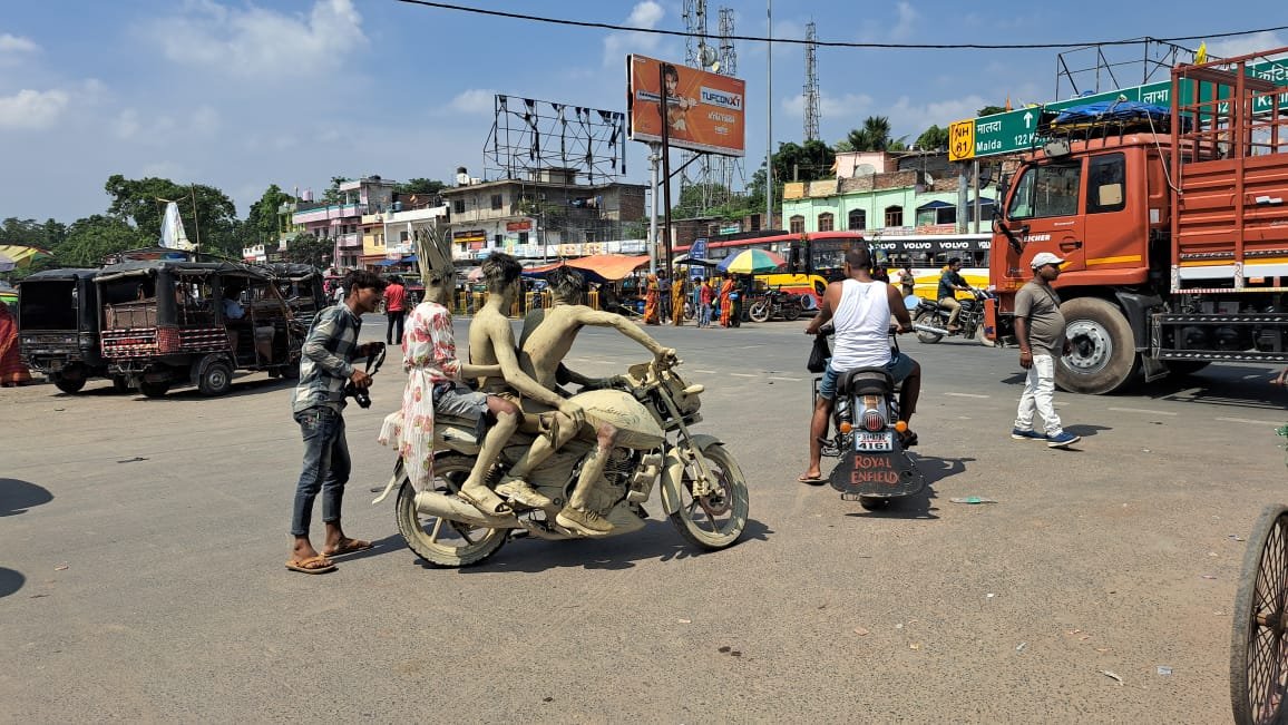 तीन युवकों को बाइक पर सवार होकर यूट्यूब के लिए रील बनाना पड़ा महंगा, पुलिस ने छह हजार का काटा चलान
