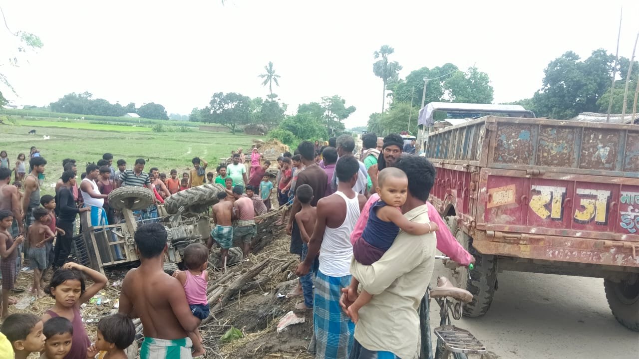 एचपी गैस गोदाम के समीप सड़क किनारे पलटा ट्रेक्टर