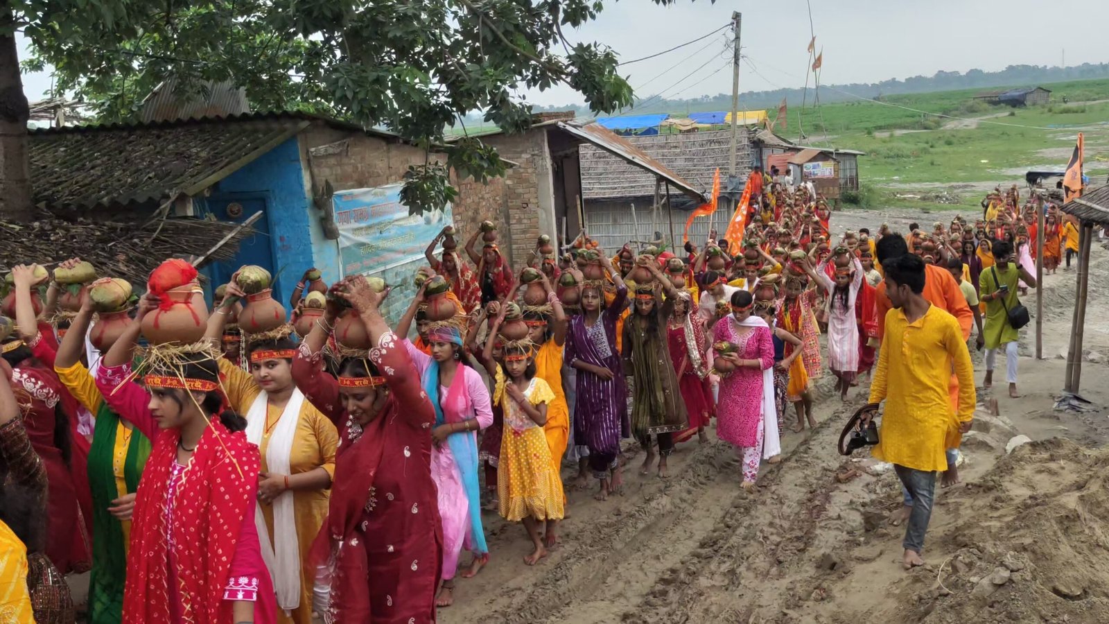 राधा कृष्ण और हनुमान जी की प्राण प्रतिष्ठा को लेकर निकाली गई भव्य कलश यात्रा