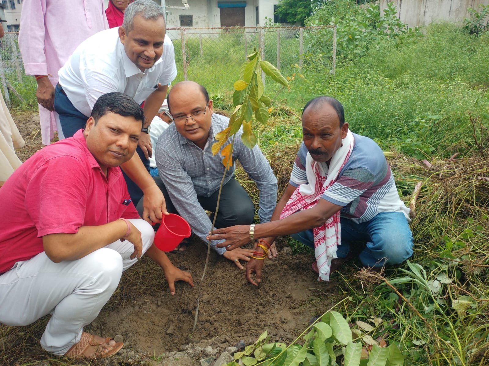 वन महोत्सव के उपलक्ष्य मे हसनगंज में आयोजित वृक्षारोपण कार्यक्रम