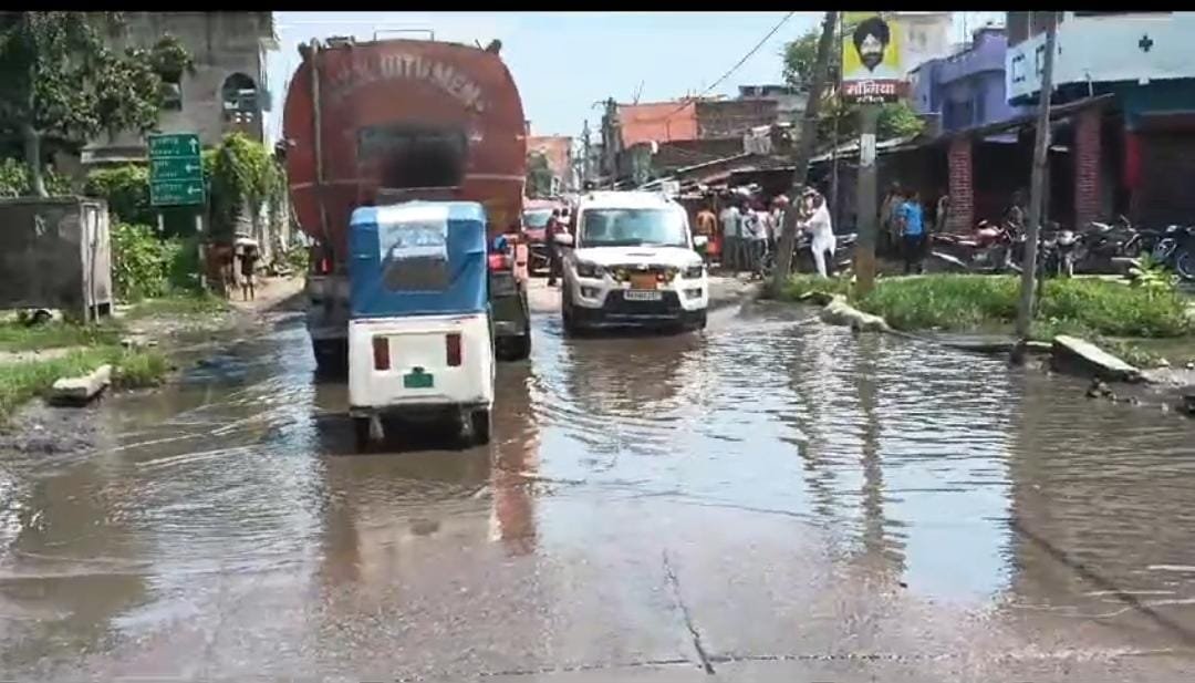 पोठिया बाजार के सड़क पर जल जमाव की समस्या का हुआ निदान, नाला निर्माण का कार्य हुआ शुरू