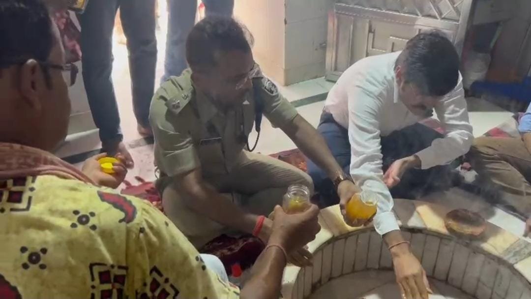 कटिहार डीएम और एसपी ने गोरखनाथ धाम में किया पूजा अर्चना