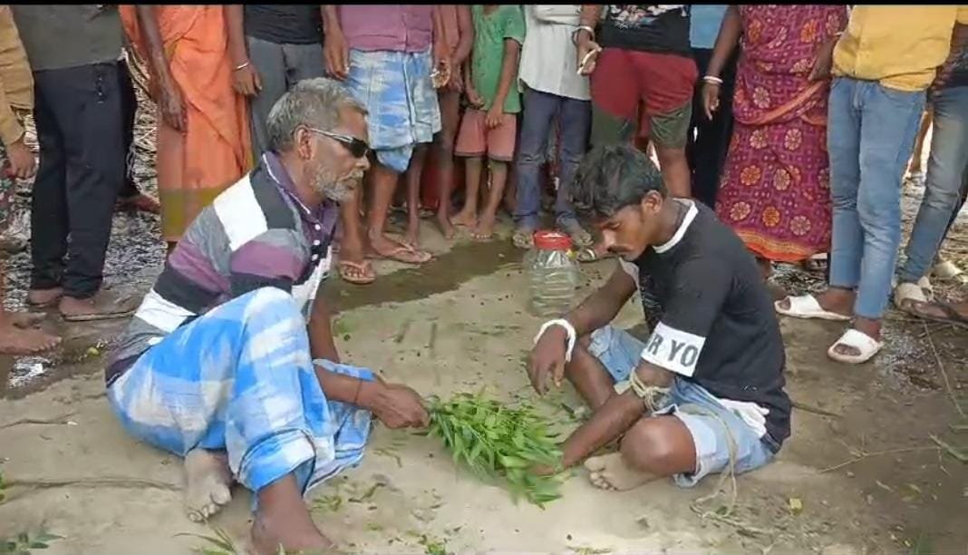 कटिहार में एक युवक का कारनामा,साँप ने काटा तो सांप लेकर पहुंचा अस्पताल,डॉक्टर ने रेफर किया, पहुंचा नीम हकीम के पास,तबियत बिगड़ी फिर पहुंचा अस्पताल,अब हो गई मौत।