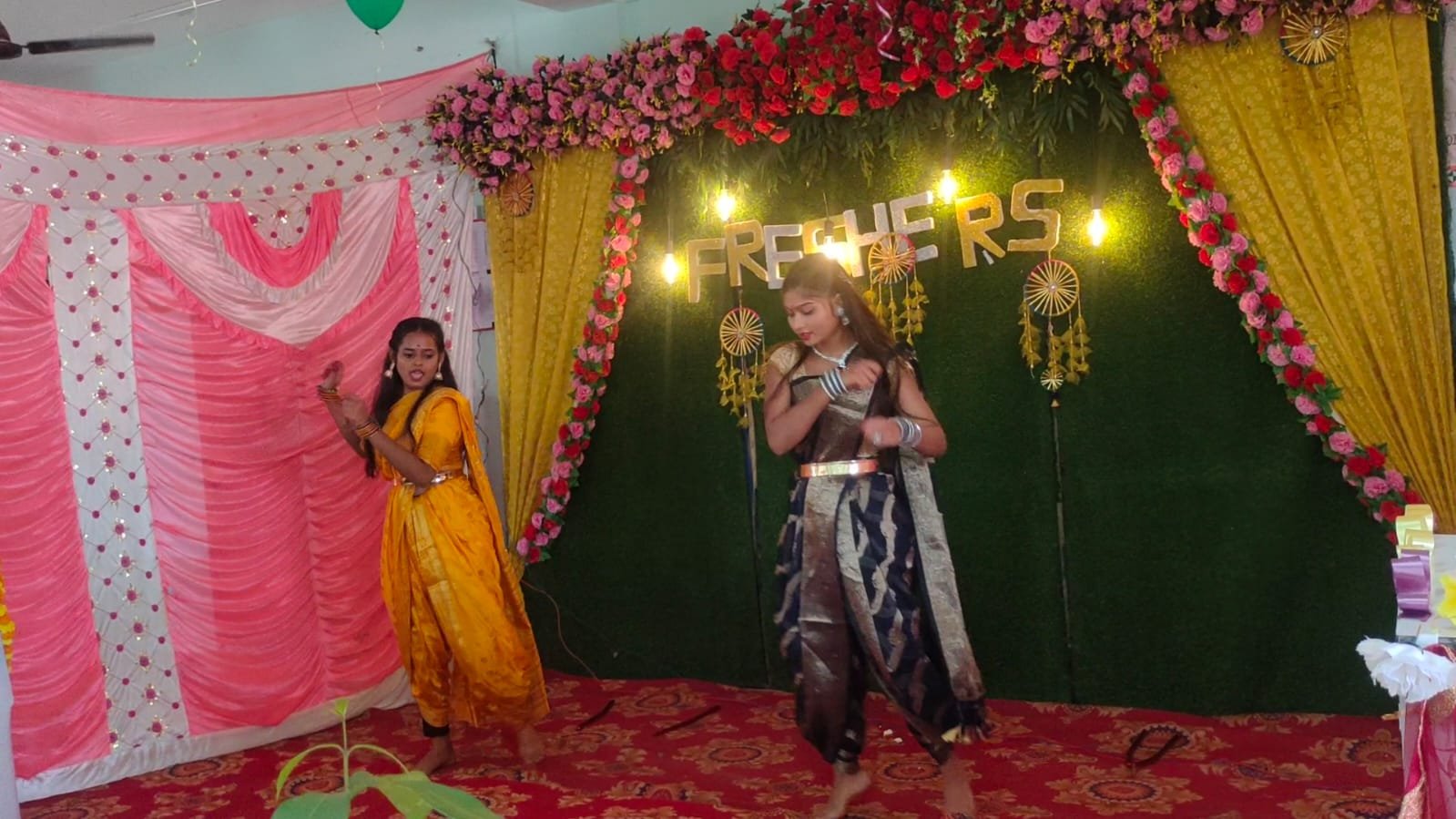 एएनएम स्कूल बारसोई में सीनियर्स ने उत्साह और उमंग के साथ किया फ्रेशर पार्टी का आयोजन