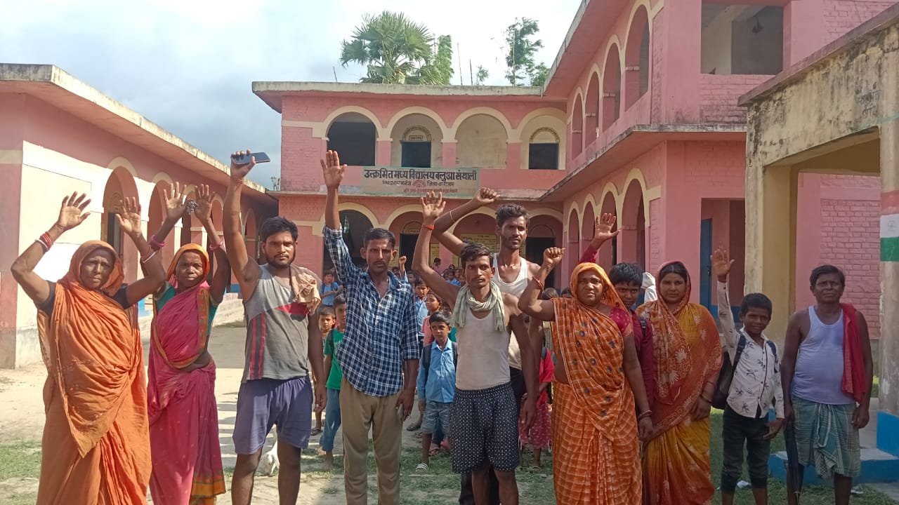 शिक्षिका के आदेश पर फ्रिज का पानी लाने गया बच्चा सड़क पर गिरा–दुर्घटना होने से बाल बाल बची बच्चे की जान