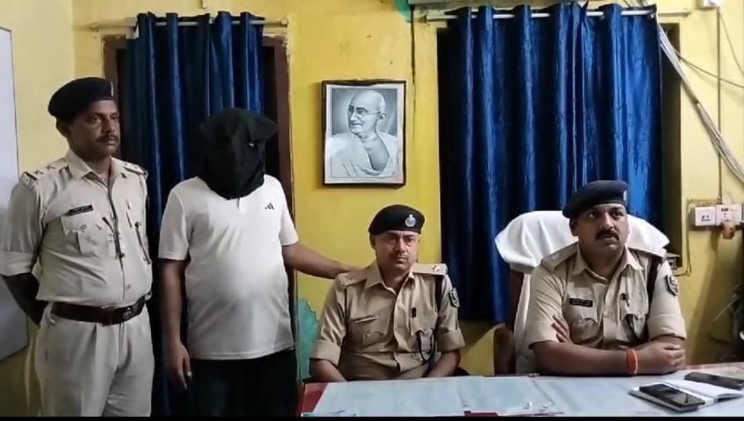 मुख्यमंत्री ग्रामीण सोलर स्ट्रीट लाइट के नाम करोड़ों की ठगीः कटिहार की पुलिस ने पटना से आरोपी को किया गिरफ्तार, 2 साल पहले की है घटना।