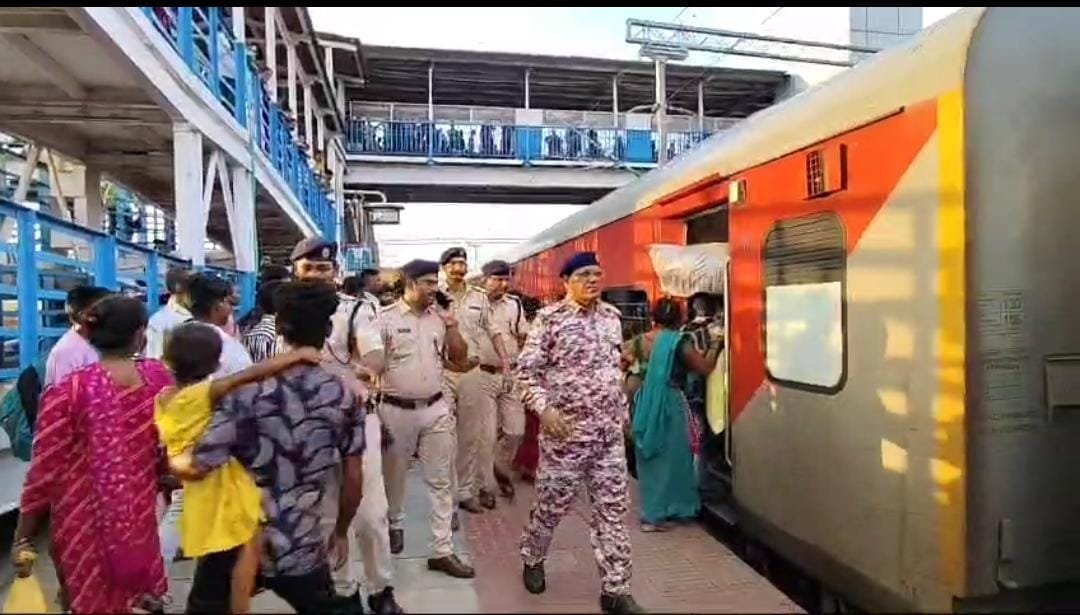 सिपाही भर्ती परीक्षा के अभ्यर्थियों ने किया हंगामा, राजधानी समेत कई ट्रेनों को रोका,GRP और RPF अभ्यर्थियों को समझा कर किया रवाना