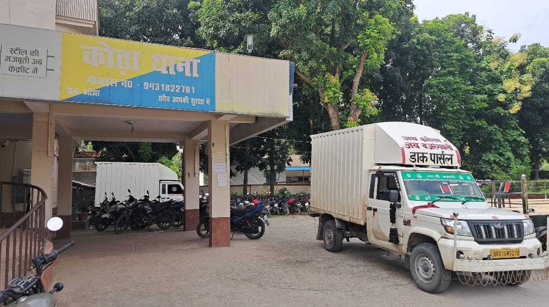 डाक पार्षल वाहन 65 पेटी 977 लीटर कोडिंग सिरप के साथ एक व्यक्ति को पुलिस ने किया गिरफ्तार, भेजा जेल