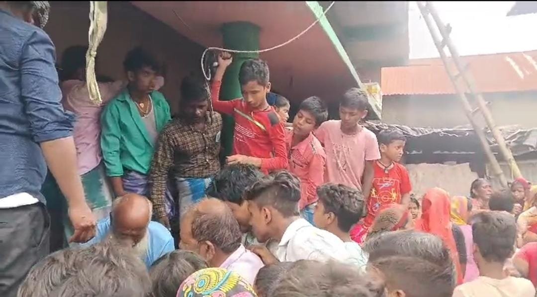 बलरामपुर तेलता मुख्य सड़क के मध्य शादीपुर के समीप,सड़क हादसे में तीन पुरुष सहित एक महिला की मौत