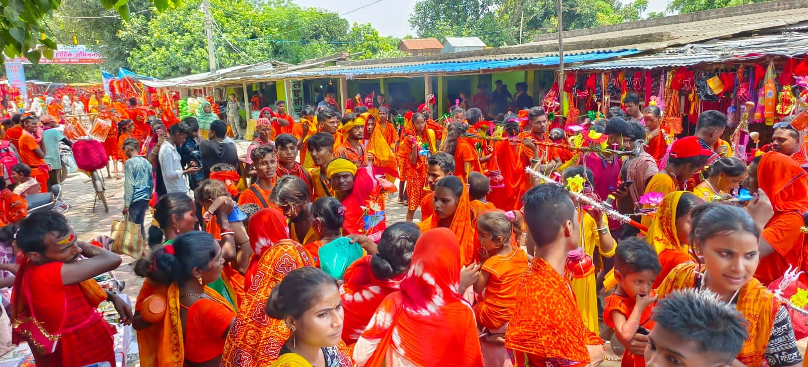 मनिहारी में सावन की अंतिम सोमवारी पर श्रद्धालुओं का जनसैलाब, प्रशासन की सतर्कता से हुई व्यवस्थाएँ सुचारू**लाखों श्रद्धालुओं ने भरा जल।