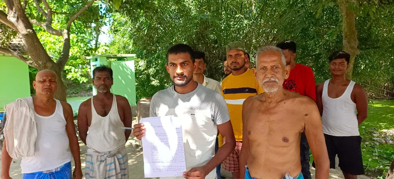 मनिहारी प्रखंड के मेदनीपुर कन्या प्राथमिक विद्यालय में टेंडर प्रक्रिया पर विवाद: अनियमितता के आरोप, अध्यक्ष असलम अली ने दी सफाई, मामले की जांच की मांग तेज