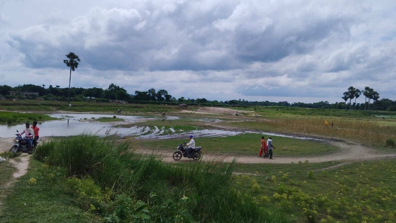 सात वर्षो से खेत एवं चचरी पुल होकर आवागमन कर रहे राहगीर