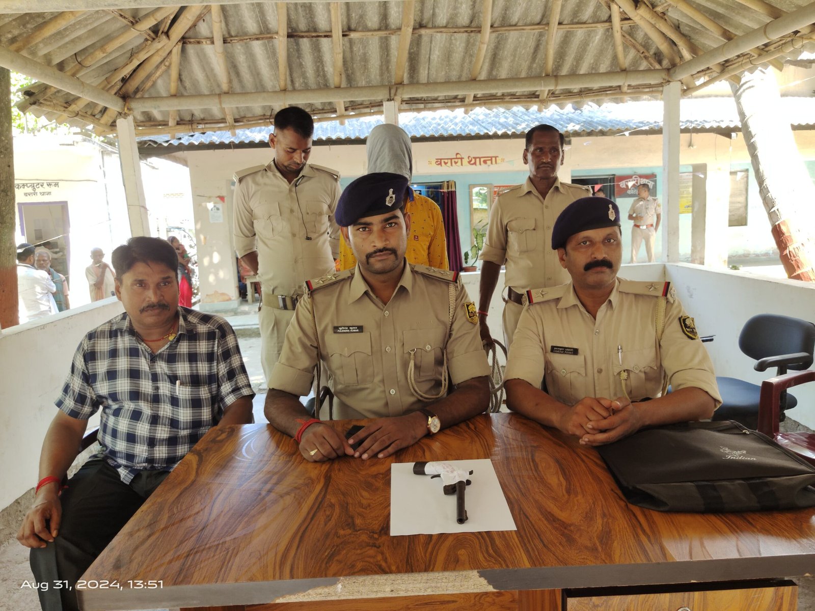 बरारी पुलिस ने देसी कट्टा के साथ एक बदमाश को किया गिरफ्तार