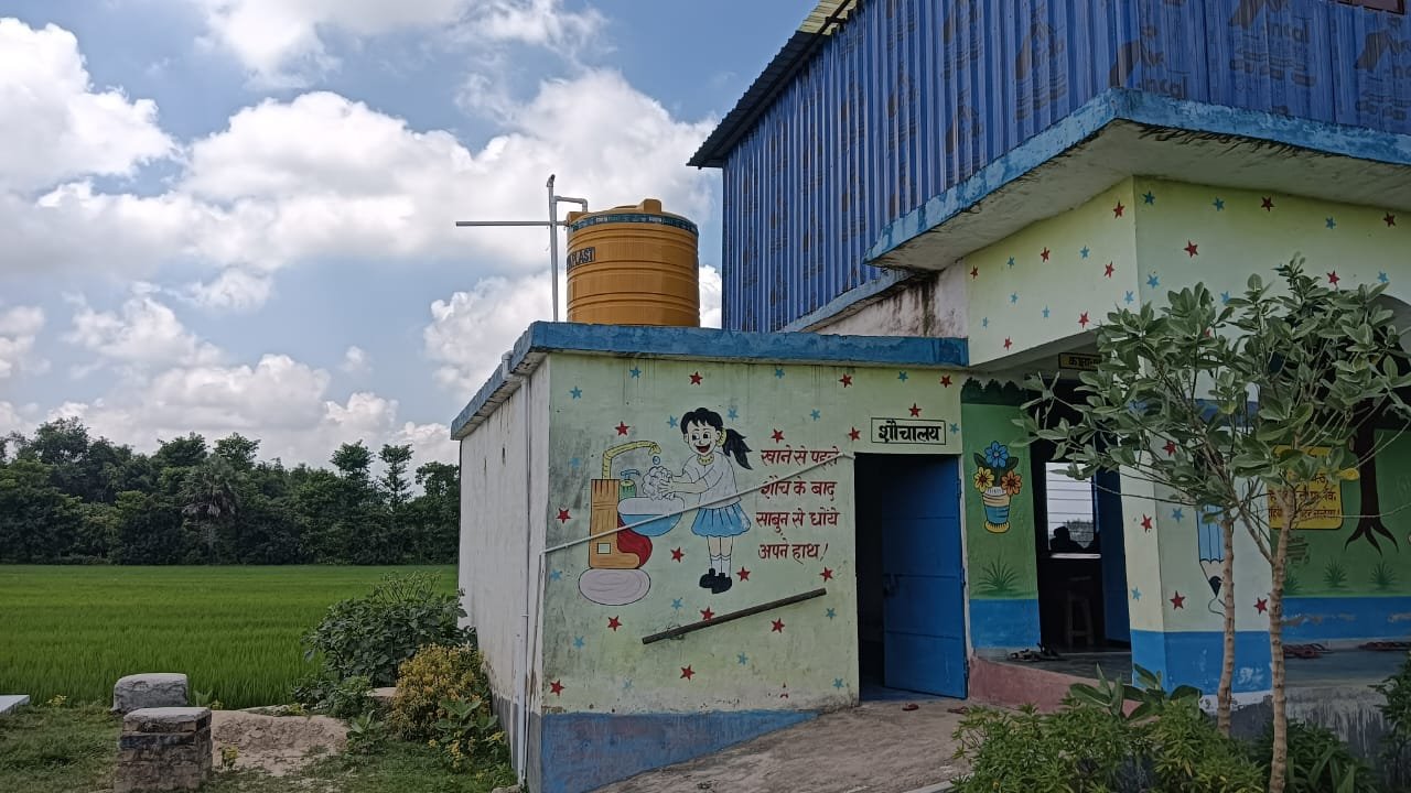 बिजली नहीं रहने से स्कूल में लगा पानी का टंकी बनी शोभा की वस्तु