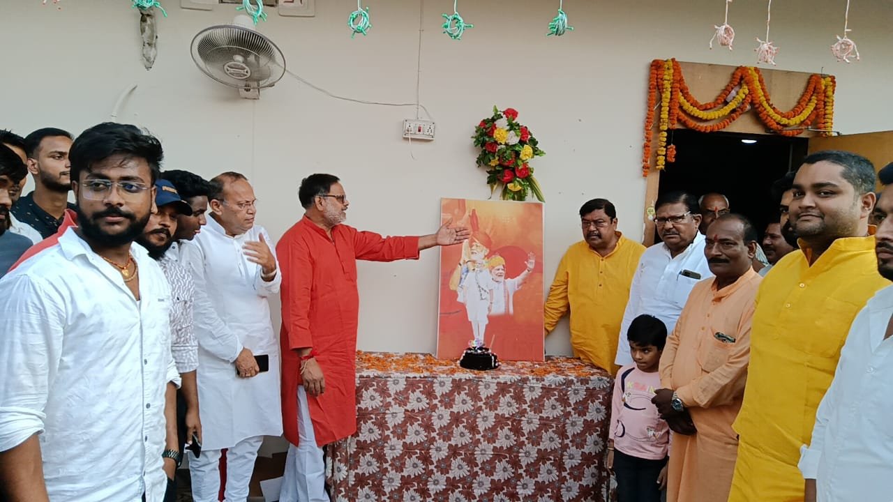 कटिहार एमएलसी अशोक कुमार अग्रवाल, मेयर उषा देवी अग्रवाल और भाजपा नेताओं ने संयुक्त रूप से केक काट कर प्रधान मंत्री नरेंद्र मोदी का 74 वा जन्म दिन मनाया