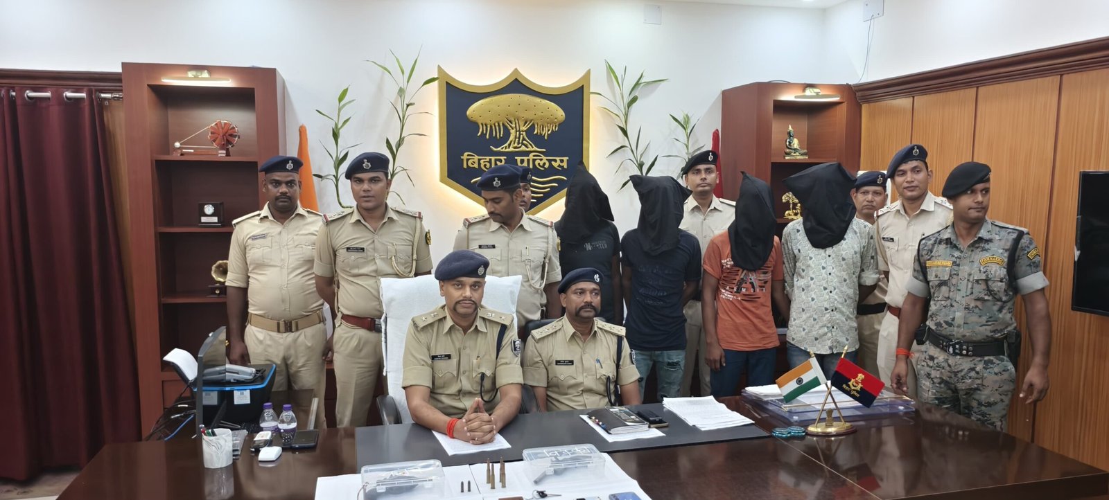 डकैती कांड मामले का खुलासा करते हुए चार अपराधी को पुलिस ने किया गिरफ्तार, पुलिस अधीक्षक ने प्रेस वार्ता के माध्यम मामले का किया उद्भेदन