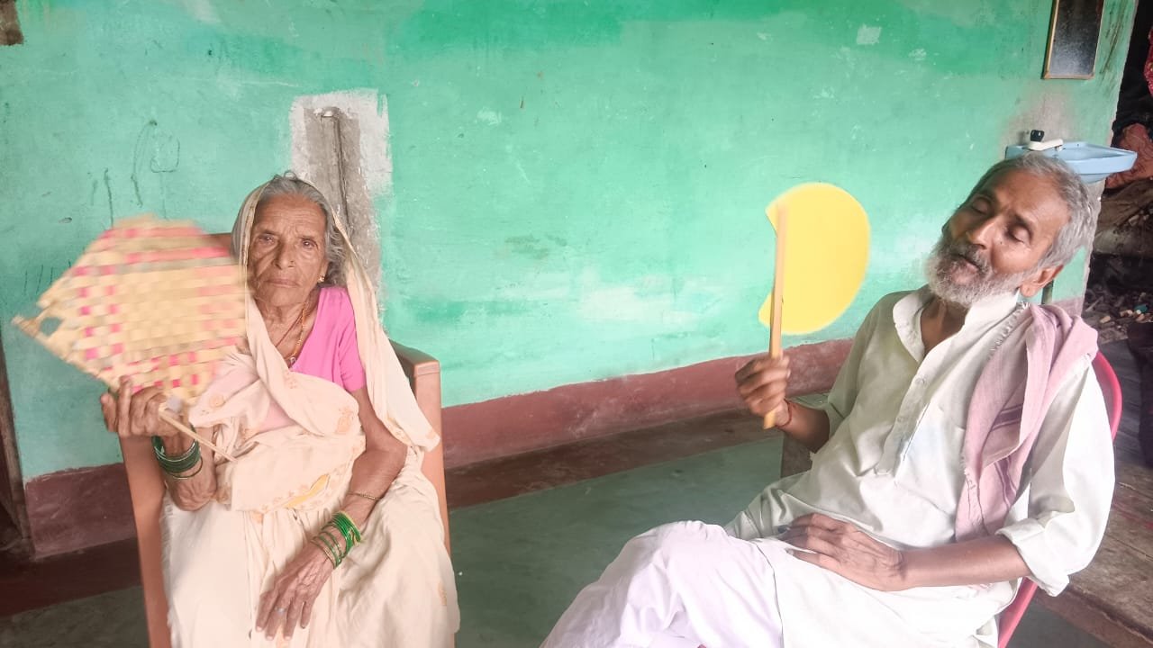 भीषण उमस भरी गर्मी में बिजली की आंख मिचौली से लोग परेशान