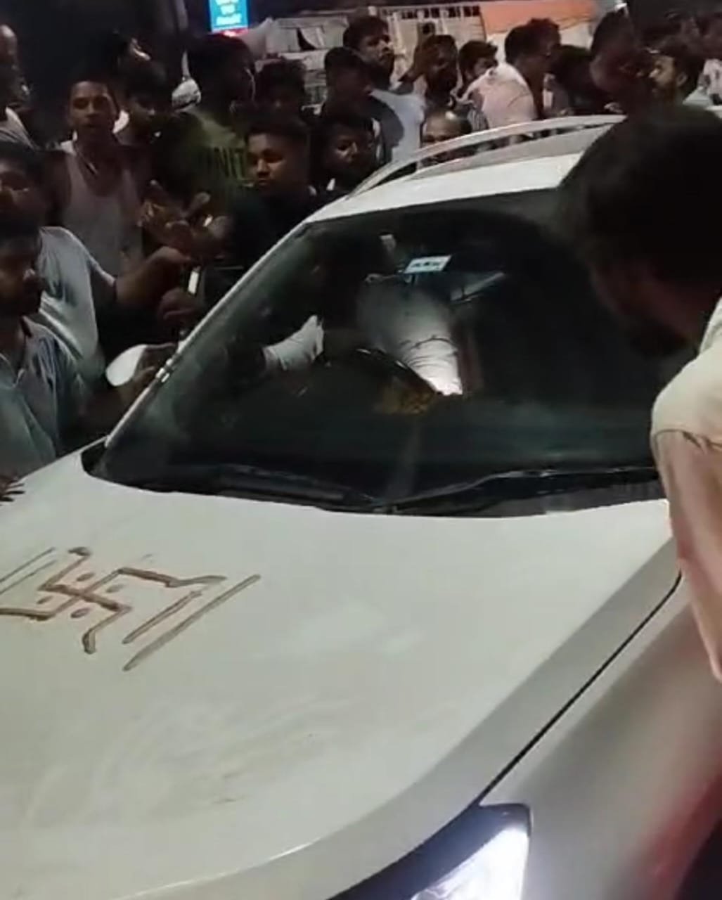 लगातार धक्का मारकर भागते कार चालक को लोगों ने मिरचाईबाड़ी में पकड़ा , मन से की धुनाई पकड़ा