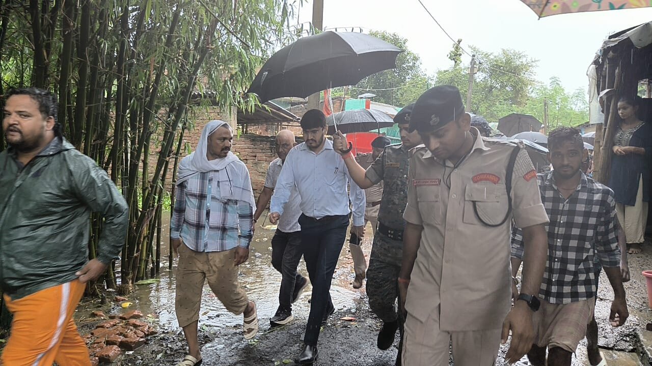 कटिहार के जिलाधिकारी मनेश कुमार मीणा ने मनिहारी के बघार पंचायत में बाढ़ प्रभावित क्षेत्रों का किया निरीक्षण