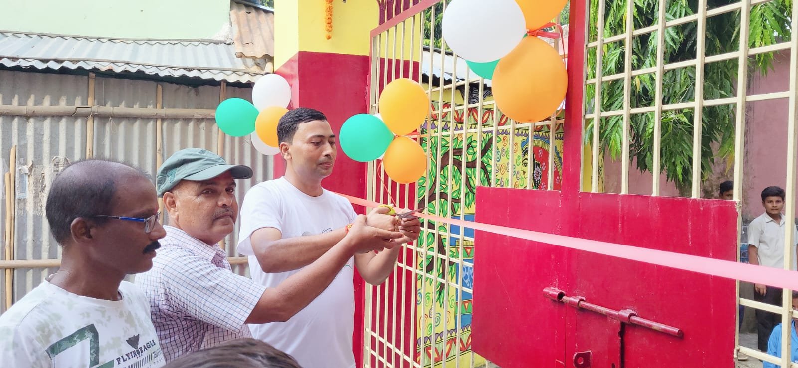 कोढ़ा नगर पंचायत के राजकीय बुनियादी विद्यालय गेरा बाड़ी बाजार में एक कमरे के भवन का उद्घाटन