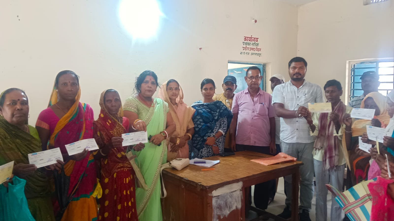 कबीर अंत्येष्ठि के तहत हसनगंज प्रखंड के जगरनाथपुर पंचायत मे 33 हजार के चेक का किया गया वितरण