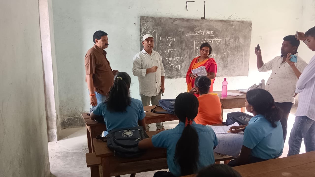 जिप सदस्य ने उत्क्रमित मध्य विद्यालय भतौरिया का किया औचक निरीक्षण–डेढ़ बजे तक नहीं बना था मध्यान भोजन