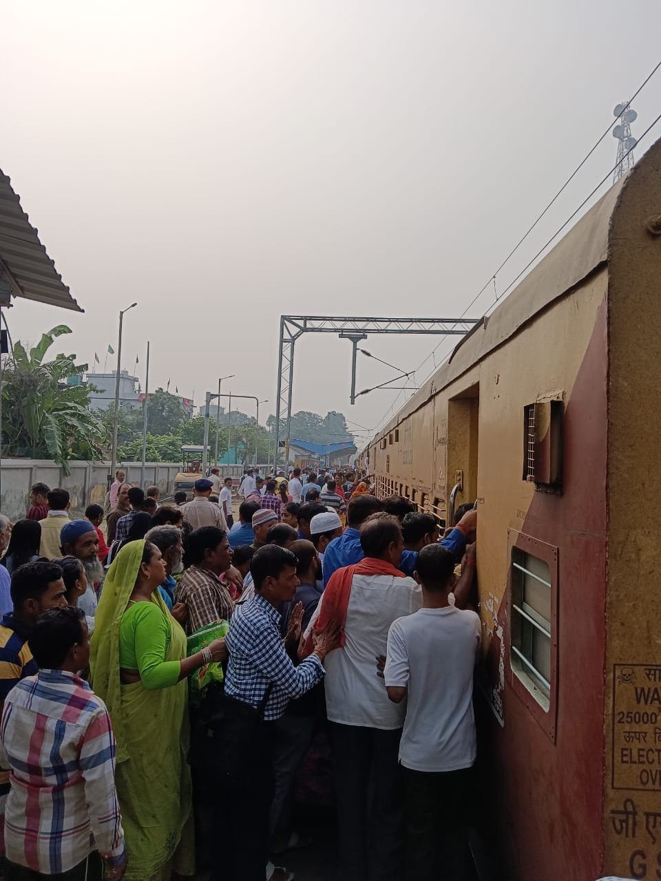 एन एफ रेलवे का कटिहार रेलमंडल सर्वाधिक रेल राजस्व देने वाला स्टेशन होने के कारण ए क्लास स्टेशन की श्रेणी के अंतर्गत आता है!