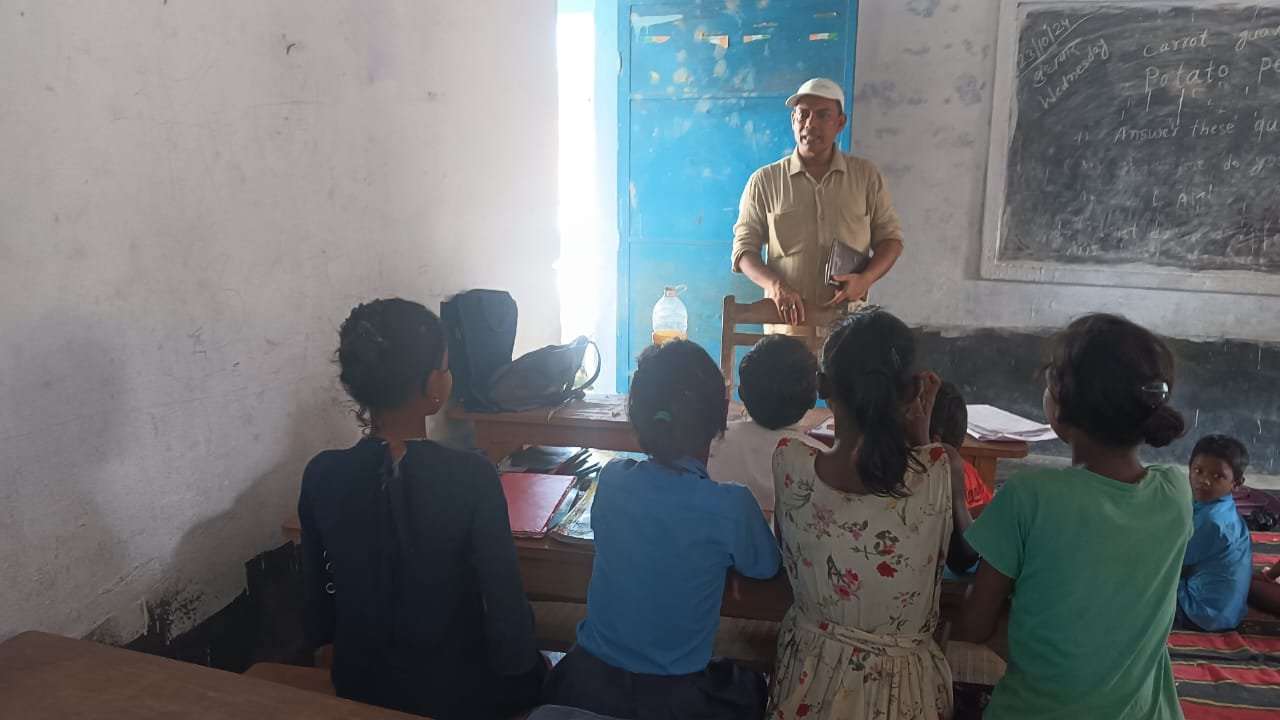 जिप सदस्य द्वारा औचक निरीक्षण क्रम मे प्रा.विद्यालय काजीबाड़ी में मात्र 18 बच्चे उपस्थित–उपस्थिति पंजी में 60 बच्चों की थी हाजरी