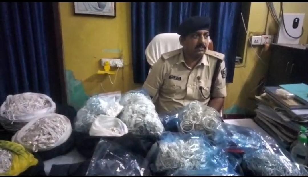 कटिहार में धनतेरस पर काली कमाई का भंडाफोड़: ₹70 लाख के चांदी के जेवरात के साथ चार तस्कर गिरफ्तार, अवैध व्यापार का बड़ा खुलासा
