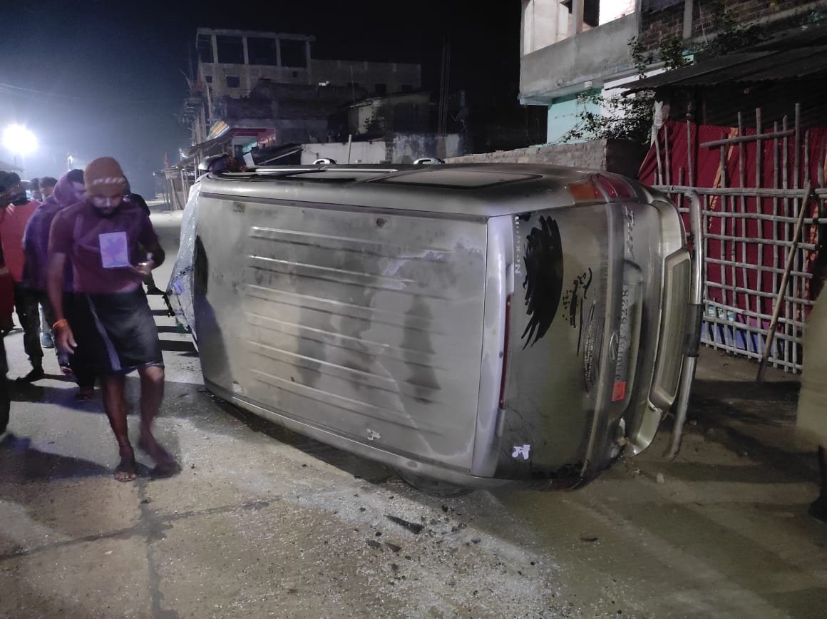 सड़कों पर घूम रहे आवारा कुत्ते की वजह से वाहन हुआ दुर्घटना ग्रस्त