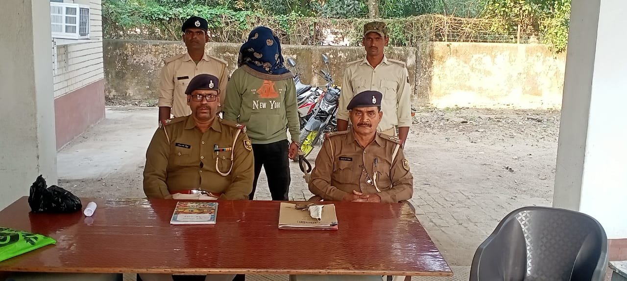 ऑपरेशन क्लीन: मनिहारी पुलिस ने देशी कट्टा के साथ युवक को किया गिरफ्तार