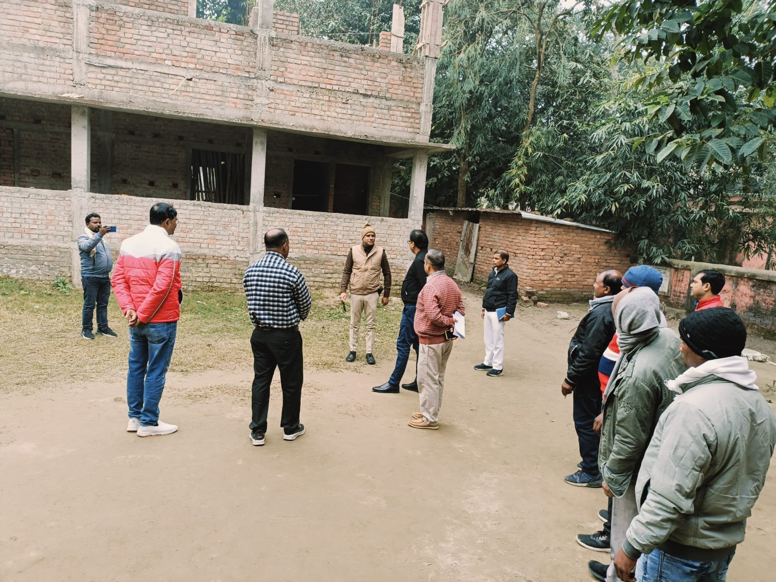 हसनगंज में डीडीसी ने खेल मैदान निर्माण का किया स्थल निरीक्षण