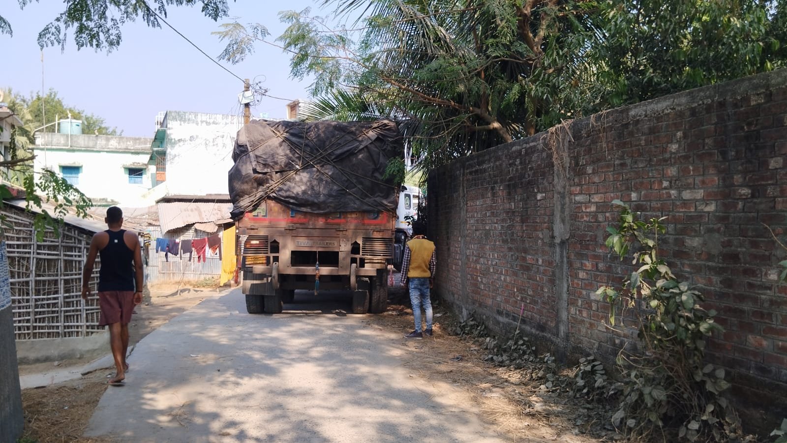 ग्रामीण सड़कों पर लोड वाहन के फसने से लगी जाम