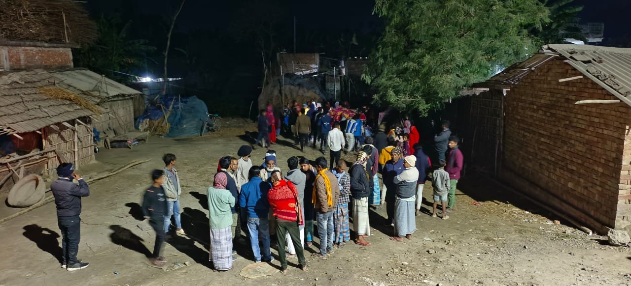 मनिहारी-कटिहार मुख्य मार्ग पर सड़क हादसा: एक की मौत, तीन गंभीर रूप से घायल