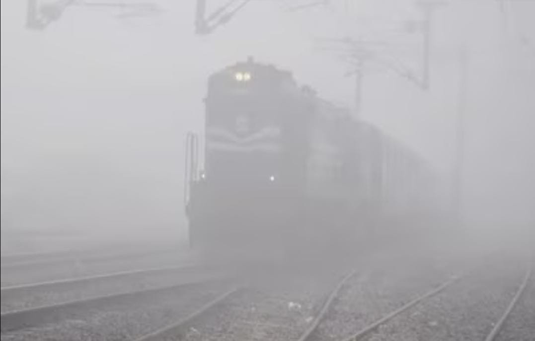 कुहासे से लंबी दूरी की ट्रेनें लेट, यात्रियों को भारी परेशानी