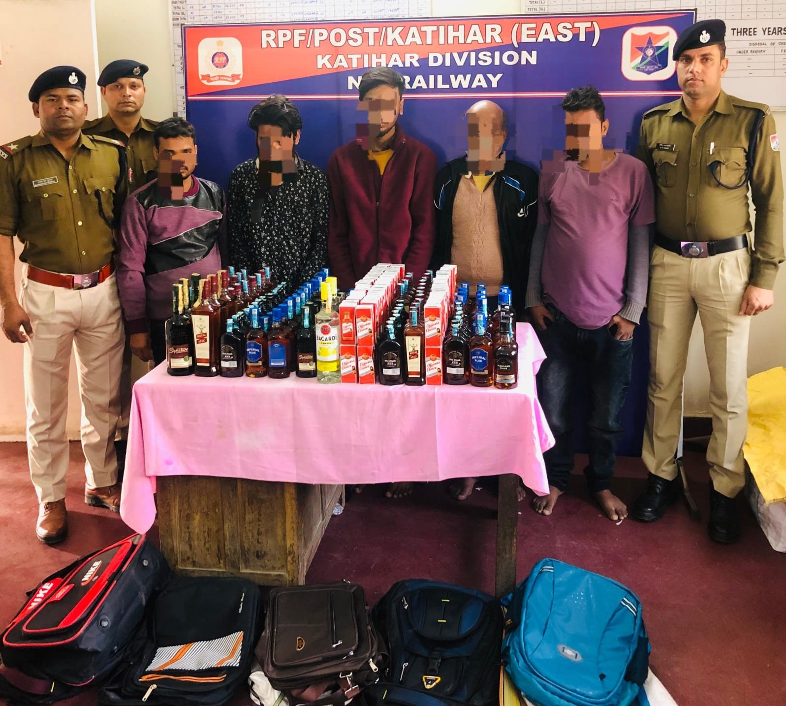 रेलवे सुरक्षा बल ने विशेष अभियान के तहत रविवार को ट्रेन नंबर 55728 राधिकापुर कटिहार पैसेंजर ट्रेन से भारी मात्रा में विदेशी शराब को जब्त करने में सफलता हासिल किया है।