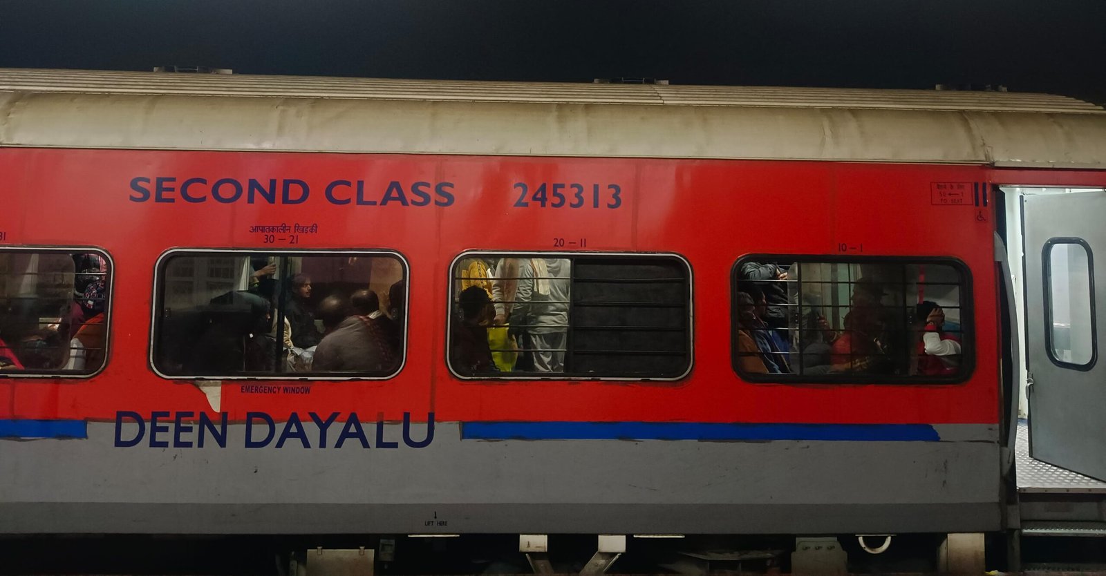 कटिहार से टूंडला और गुवाहाटी से टूंडला के बीच अप डाउन में एक ट्रिप चलेगी।